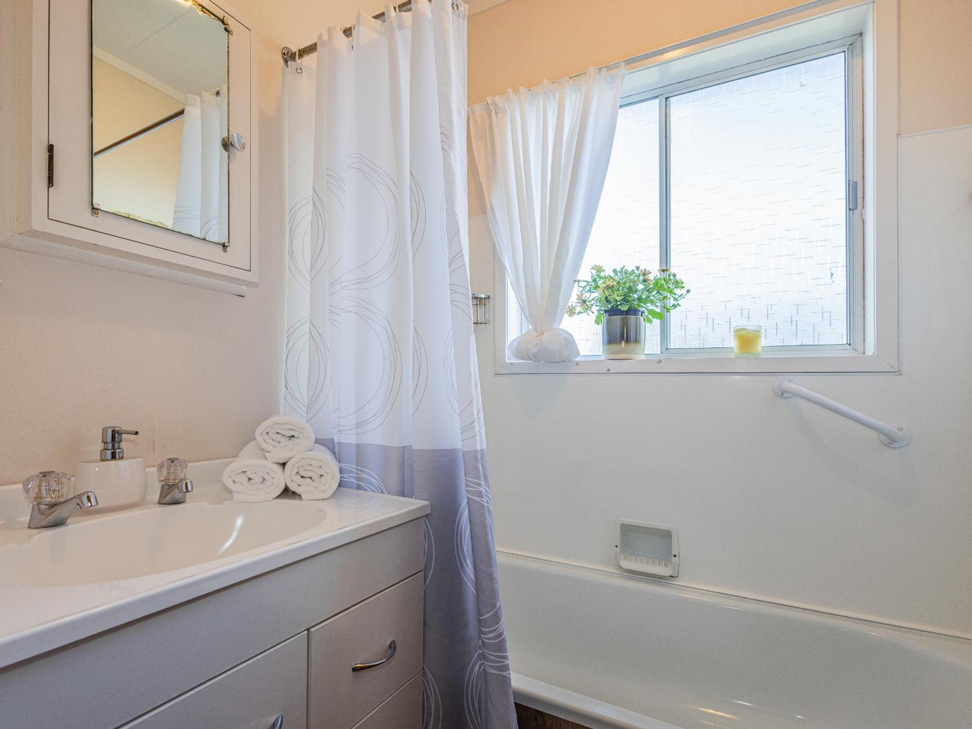 Central Riverside Retreat - Taupo Holiday Home Esterno foto